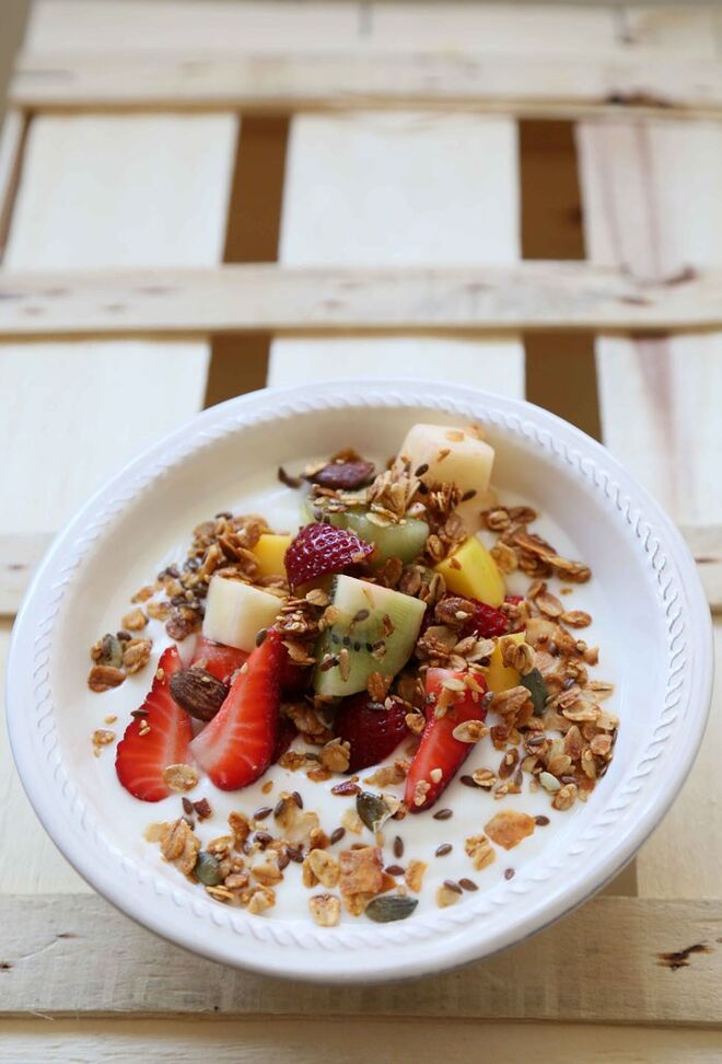 Granola com iogurte e fruta. Homemade Granola 100% Orgânica da QUINOA. 