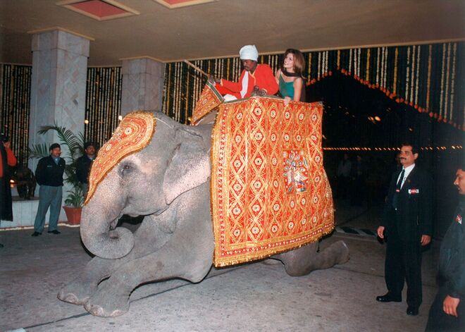 1998: Cindy num passeio de elefante no Taj Palace Hotel em Nova Deli