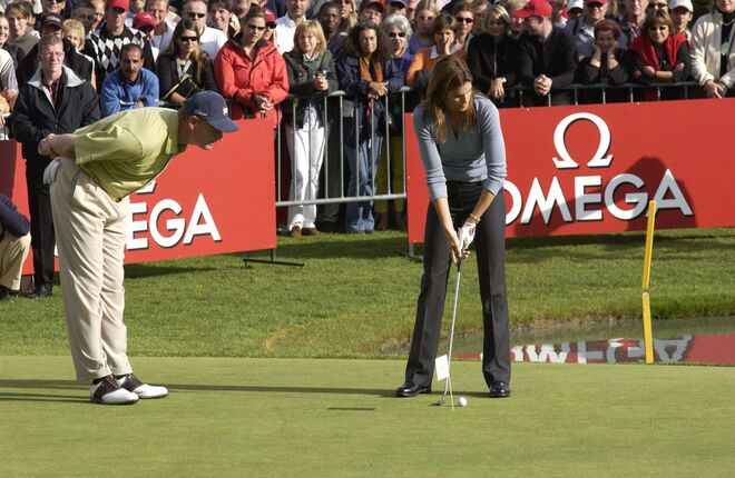 2002: Cindy dá a tacada inicial com outras celebridades no OMEGA Celebrity Golf Tournament em Crans Montana.