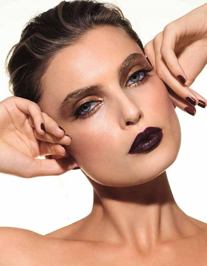 LOOK 2 | Maquilhagem Chanel: Serum Le Weekend; Creme Hydra Beauty; Illusion d’Ombre no tom Beige Pêche; Gloss Volume Transparent; Le Crayon Khôl Intense Eye Pencil nos tons Or Safran e Rouge Noir; Blush Joues Contrastes no tom Alezane; La Création Exclusive Signe Particulier; Batom Rouge Allure no tom Rouge Noir; Verniz no tom Rouge Noir.