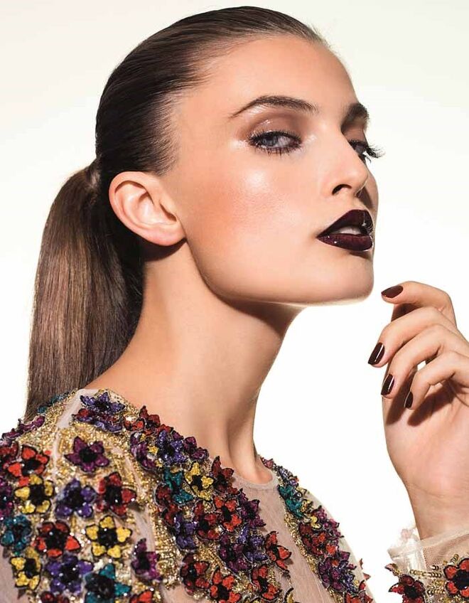 LOOK 3 | Maquilhagem Chanel: Serum Le Weekend; Creme Hydra Beauty; Illusion d’Ombre no tom Rouge Noir; Le Crayon Khôl Intense Eye Pencil no tom Rouge Noir; Le Volume Ultra-Noir de Chanel no tom Noir Khôl; Blush Joues Contrastes no tom Alezane; Joues Contrastes Lumière no tom Coups de Minuit; Batons Rouge Allure no tom Rouge Noir e La Bouleversante; Gloss Lèvres Scintillantes no tom Rouge Noir; Verniz no tom Rouge Noir. | Vestido em tule bordado, Blumarine.