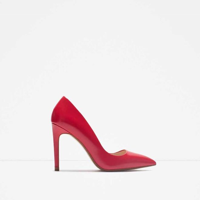 LADY LIKE | Sapatos em pele, €39,95, Zara