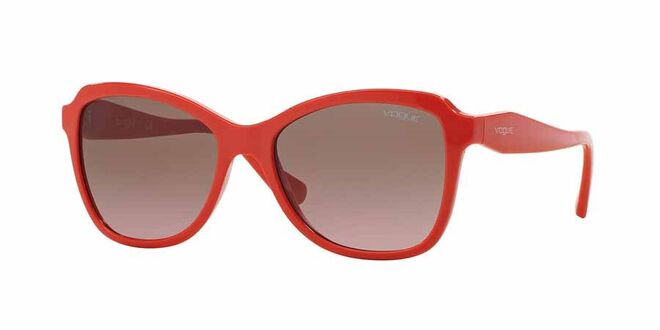 CASUAL COOL | Óculos de sol com armação em acetato, €81, Vogue