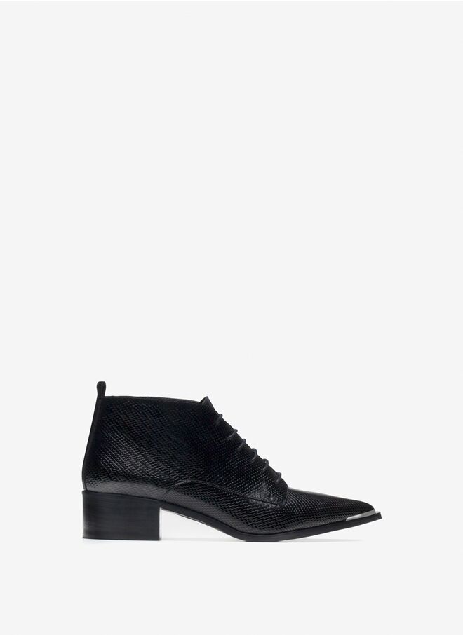 Sapatos em pele gravada, €125, Uterqüe