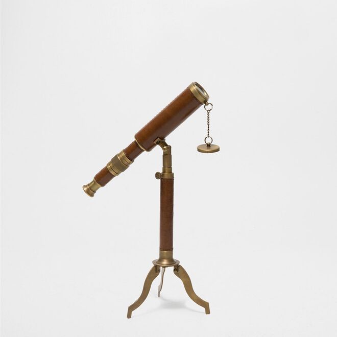 Telescópio em metal e pele, €49,99, Zara Home