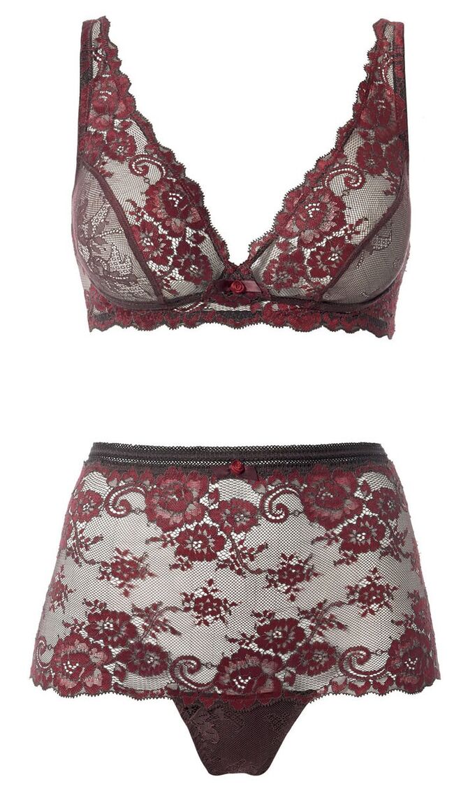 Soutien, €29,90, e cuecas, €19,90, em renda, Intimissimi