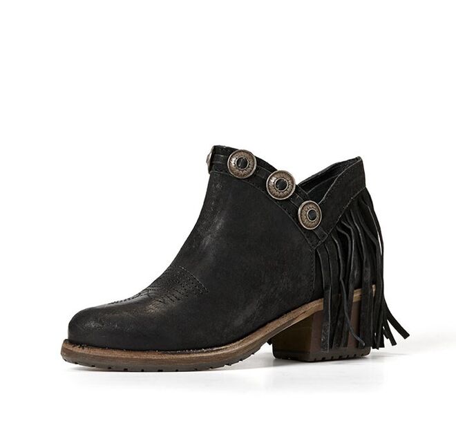 Botins em camurça, €158,50, Xuz