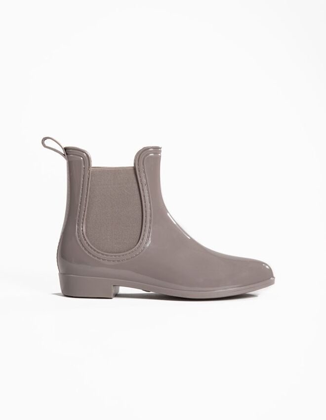 Botins em borracha, €15,99, Modalfa