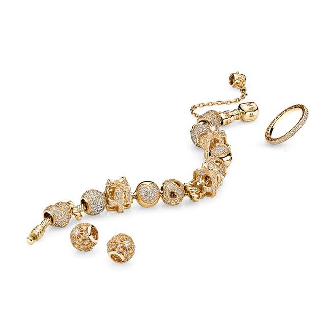 Pulseira em ouro, a partir de €1440, contas em ouro com zircónias, a partir de €349, e anel em ouro com zircónias, €349, Pandora