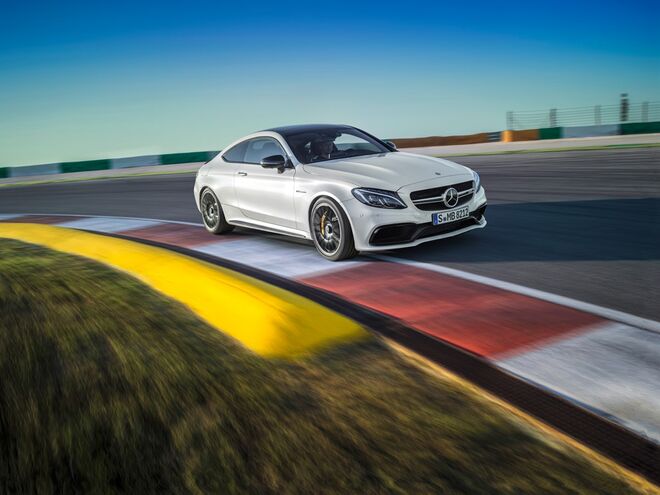 Mercedes-AMG C 63 Coupé. O motor AMG 4.0 litros V8 biturbo com 350 kW (476 cv) ou 375 kW (510 cv) é totalmente desenvolvido em Affalterbach