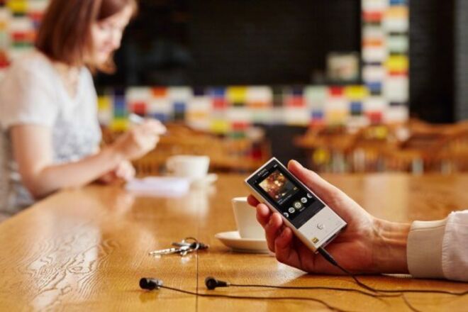 Para cumprir o seu objetivo de oferecer a melhor qualidade de som possível, a Sony apresenta o novo NW-ZX100HN Walkman® que dispõe de uma nova função de cancelamento digital de ruído compatível com Áudio de Alta Resolução