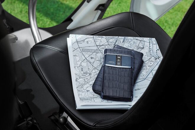 Vertu Signature Touch - O ecrã LCD Full-HD 5,2”, com uma resolução de 428 pixeis por polegada, o que lhe proporciona uma cor extraordinária, está protegido por um vidro de safira de 5a geração.