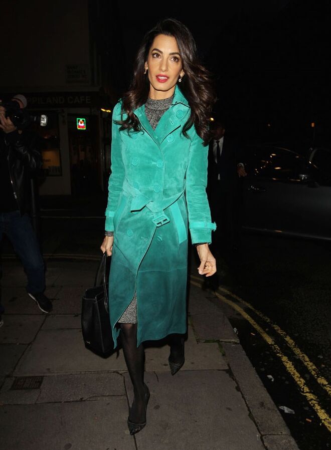 Amal, com um vestido da Dolce & Gabbana e um sobretudo da Burberry, em Londres, a 7 de outubro de 2015