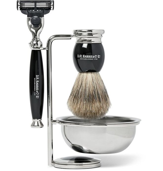 Conjunto de barbear em aço cromado, €250, Dr. Harris, em www.mrporter.com 