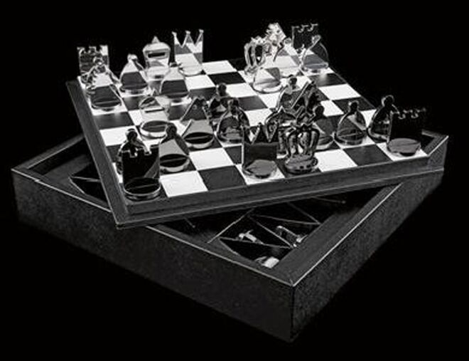 Tabuleiro de xadrez em pele com peças em metal, €2590, Prada