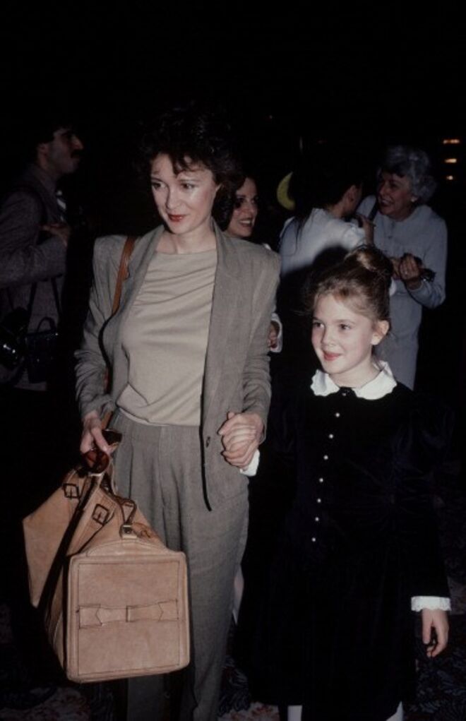 2. Aos 11 teve os primeiros problemas com o álcool. Aos 12 tornou-se dependente de drogas. Aos 13 tentou o suicídio e aos 14 divorciou-se legalmente dos pais. O seu pai John Drew Barrymore, era um alcoólico violento e a sua mãe Jaid, nascida na Alemanha de pais húngaros , também havia sido uma mulher rebelde e com pouca responsabilidade para ser mãe. 