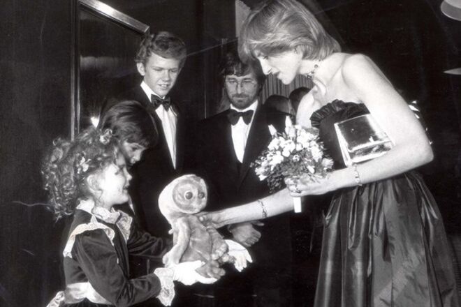 8. Ofereceu um boneco de peluche do E.T. à Princesa Diana, durante o período em que andou a viajar pelo mundo a promover o filme de Steven Spielberg.