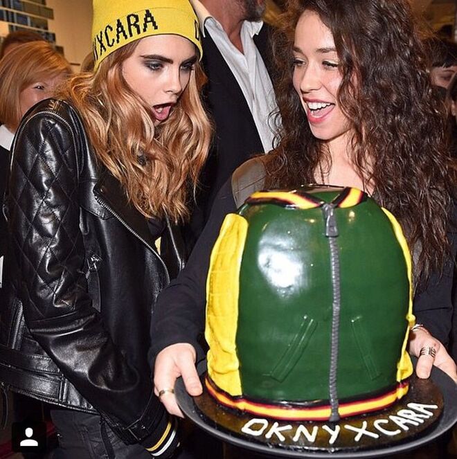 Bolo com o formato de um blusão, executado para celebrar o lançamento da coleção de Cara Delevingne para a DKNY. 