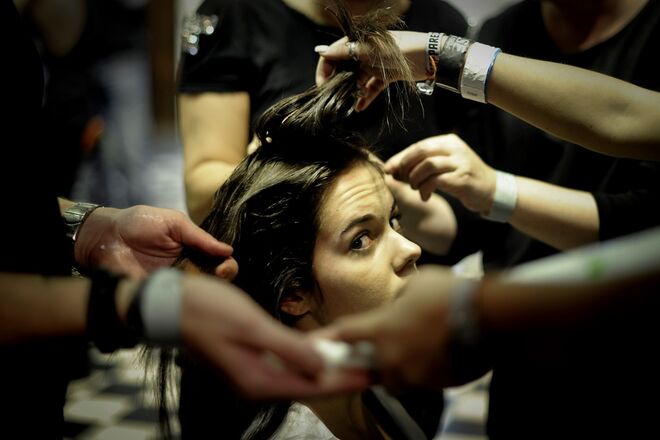1. Lave o seu cabelo da maneira certa. Apesar de esta dica ser válida para todos os dias, nunca é demais lembrar que a água da lavagem deve ser tépida. A água demasiado quente afeta a condição geral do cabelo, fazendo com que os fios de cabelo fiquem moles.