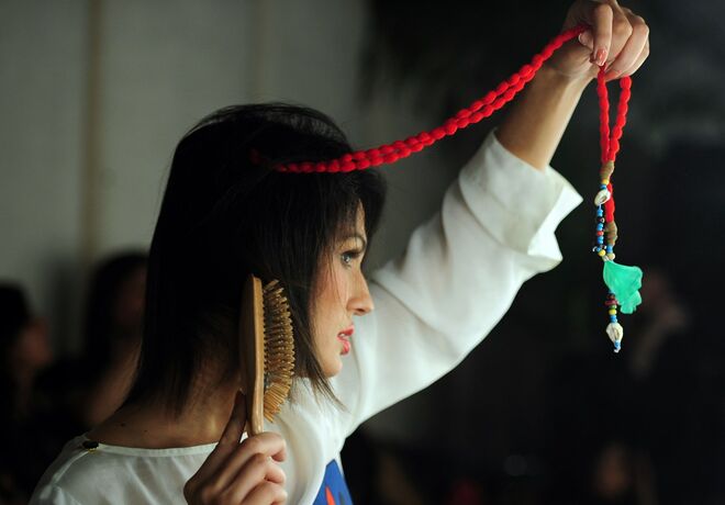  3. Escova: a escolha da escova é outro passo que muitas vezes desvalorizamos. Escovar bem o cabelo com uma escova de cerdas macias é o que recomendo e também que utilizem o secador frio numa última passagem para selar as cutículas e dar brilho ao cabelo. Se o cabelo começar a ficar oleoso durante a escovagem pode utilizar um pó texturizante para conceder volume ou mesmo utilizar um shampoo seco.