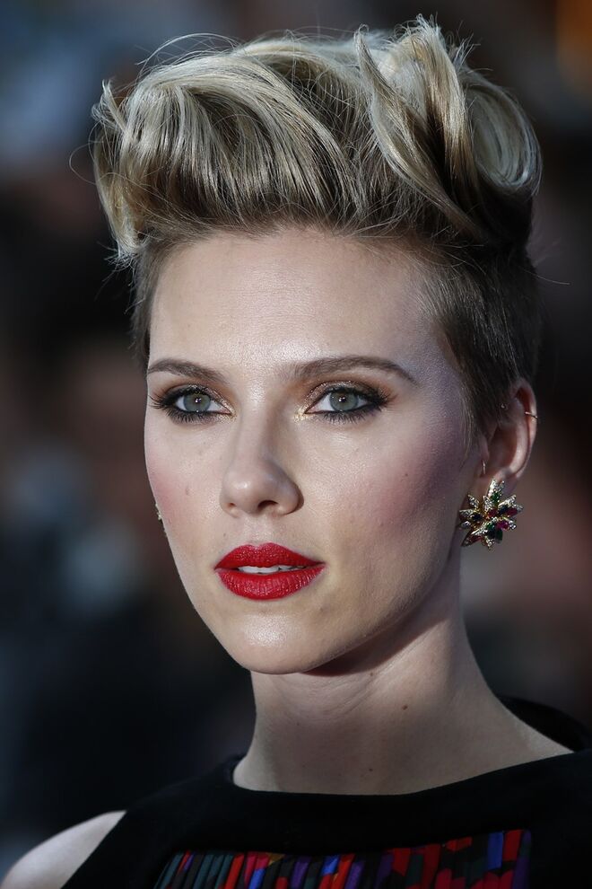 4. O tipo de penteado: Há penteados que duram mais do que outros. Os apanhados altos ou baixos são sempre boas opções pois podem ser retocados com ganchos ou com um pouco de laca durante a noite, estando impecáveis praticamente o tempo todo.