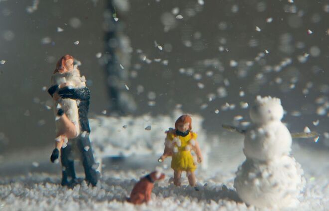 Globo de Neve personalizado com micro escultura da sua família, com Diamantes, €4,490