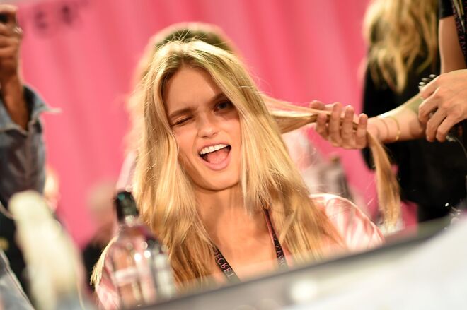 6. Spray fixador, sim mas com cuidados: É muito importante que aposte em fórmulas leves para que o cabelo não fique muito duro e sem movimento. É importante que o spray seja colocado a cerca de 20 a 60 cm do cabelo. Não se esqueça de aplicar nos flyaways pois são sempre esses cabelinhos que acabam por sair mais rápido do sítio durante a noite.