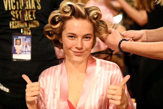 7. Atenção às mãos! Muitas vezes nem nos apercebemos mas as nossas mãos são um dos principais destruidores do estado do nosso cabelo. A humidade que temos nas nossas mãos passa para o cabelo que por sua vez ganha sujidade e oleosidade. As ondas, por exemplo, rapidamente desaparecem com a ação das mãos. Raramente damos conta, mas quando lavamos e penteamos o nosso cabelo temos tendência a mexer-lhe o que acaba por estimular as glândulas sebáceas e aumentar a oleosidade nas zonas críticas.