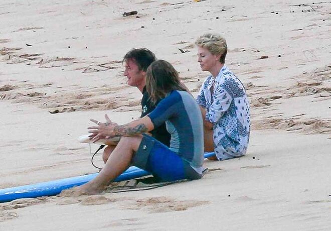 Dezembro 2013 | Havai, EUA | Charlize Theron e Sean Penn 