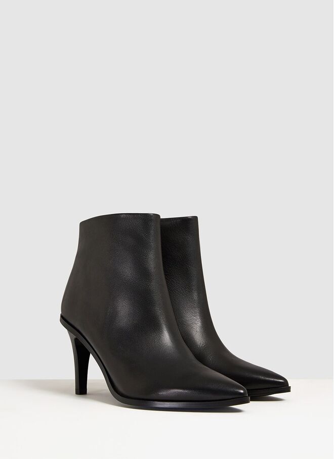 Adolfo Dominguez, €152