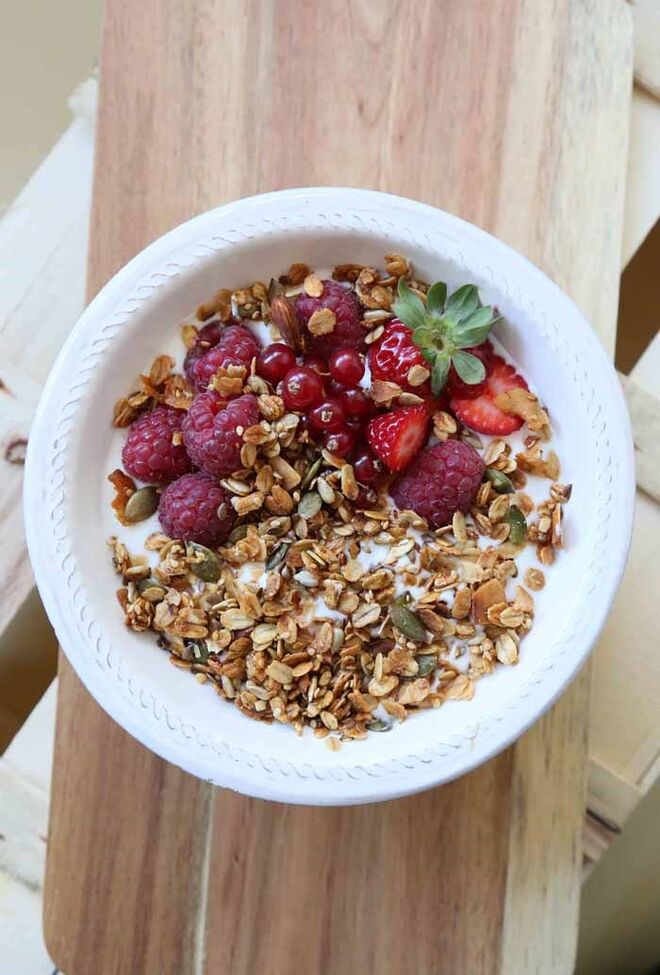 BIOLÓGICO | QUINOA | Em 2009, as irmãs Alexandra e Filipa apaixonaram-se por um velho antiquário em pleno Chiado e transformaram-no numa padaria, que também é cafetaria e loja gourmet. A especialidade é o pão biológico feito na hora, mas os bolos, scones e croissants não lhe ficam atrás. Pode ainda tomar o pequeno-almoço ou o brunch e levar para casa conservas, azeites, compotas, vinhos, patés, chás, biscoitos e chocolates. Rua do Alecrim, 54, Lisboa