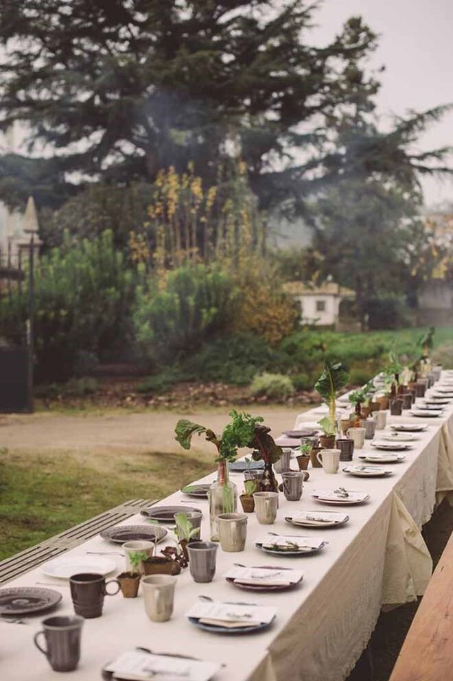 BIOLÓGICO | QUINTA DO ARNEIRO | Situa-se numa região de agricultura por excelência, tendo na pêra rocha o seu ex-líbris. Em 2007, iniciou a certificação do primeiro hectare de hortícolas em modo de produção biológica. Pode encomendar cabazes personalizados a partir de €20. A Quinta do Arneiro tem um espaço no Mercado da Ribeira, no Cais do Sodré, onde vende sopas, saladas biológicas, legumes e frutos frescas e outros produtos de mercearia. Azueira, Mafra. www.quintadoarneiro.pt