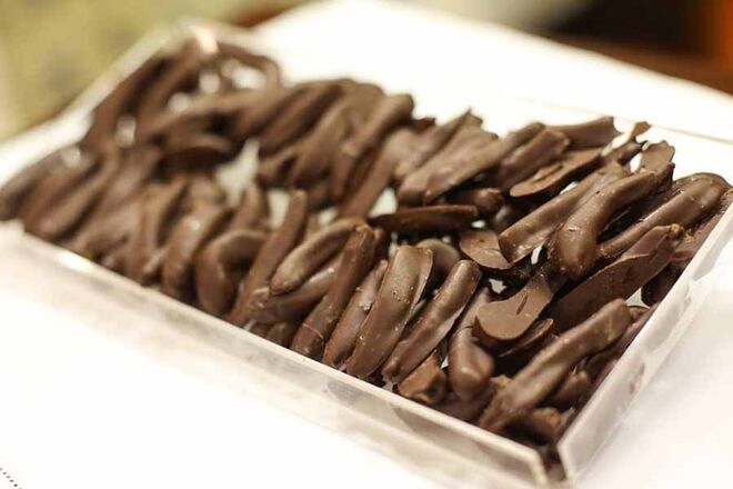 CHOCOLATE | ARCÁDIA | Dispensa apresentações. Assume-se como uma fábrica de confeitaria artesanal, mantendo a tradição nas suas receitas e processos de fabrico, onde são utilizados apenas produtos naturais. É uma referência pelos seus bombons e línguas-de-gato de chocolate, mas a aposta na renovação verifica-se com a introdução de ingredientes como o vinho do Porto ou a aguardente. Rua do Almada, 63, Porto. www.arcadia.pt