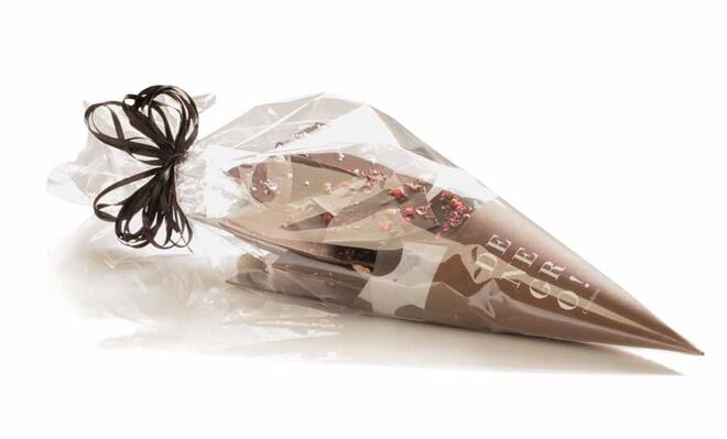 CHOCOLATE | DENEGRO | Inaugurada em 2008, esta oficina trabalha a arte chocolateira seguindo os antigos métodos artesanais, com predileção pelos ingredientes portugueses. Aqui, não só pode provar bombons com ganaches de framboesa, amêndoa e rum, alfazema ou castanha, como também observar o processo de confeção e assistir a workshops que desvendam os segredos deste universo. Rua de S. Bento, 333, Lisboa. www.denegro.pt