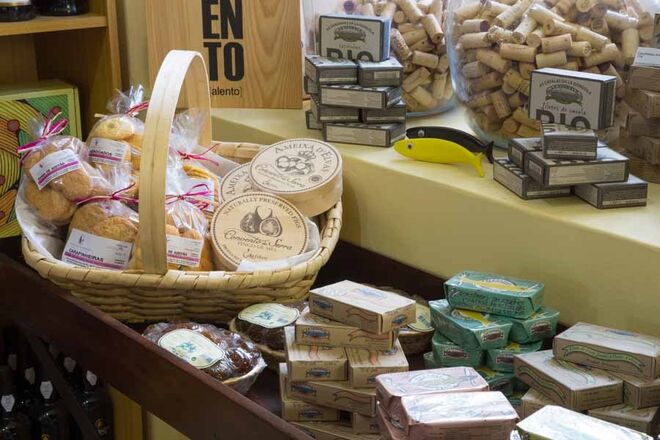 GOURMET | DECASTRO | Aberta até às 23 horas de terça-feira a sábado, a loja do chef Miguel Castro e Silva vende uma seleção dos melhores produtos portugueses, incluindo vinhos, enchidos, queijos, compotas, conservas, bolachas e azeites. Destacamos o bacalhau em conserva da Noster (€4), o paté de perdiz da Quinta de Jugais (€4) e os doces sem adição de açúcar Natura (€4). Do outro lado da praça, encontra o restaurante com o mesmo nome. Praça das Flores, 46, Lisboa