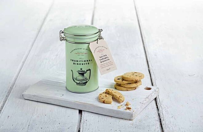 GOURMET | GOODIES | Encontrar sempre as soluções mais originais para que os seus clientes brilhem à mesa ou na oferta de presentes. É este o objetivo da Goodies, que permite escolher entre vários produtos de doçaria, garrafeira, chás, mercearia gourmet e aromas e bem-estar num ambiente familiar e acolhedor. A loja faz também provas personalizadas (vinho e queijo são opções) mediante marcação. Largo da Trindade, 17, Lisboa. www.goodies-boutique.com