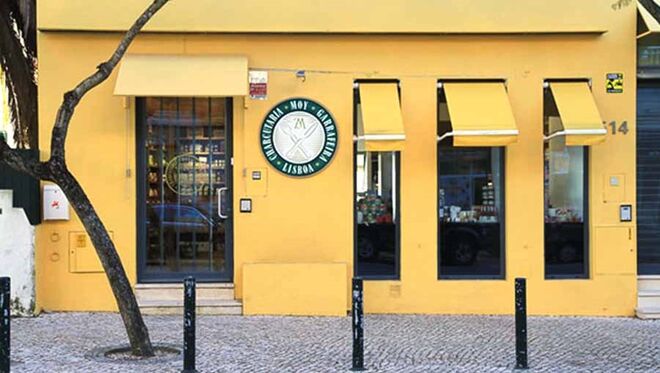 GOURMET | MOY | Fundada por Carlos Moy nos anos 70, tem nas suas prateleiras uma seleção criteriosa de produtos das grandes marcas de luxo do sector alimentar internacional. Aqui encontra chá Mariage Frères ou Kusmi Tea, caviar russo Petrossian, compotas Cottage Delight, chocolates Fauchon e ainda um variado leque de vinhos portugueses. Há um ano a Moy abriu mais uma loja no Monte Estoril (Avenida Sabóia, 514-A). Rua D. Pedro V, 111, Lisboa