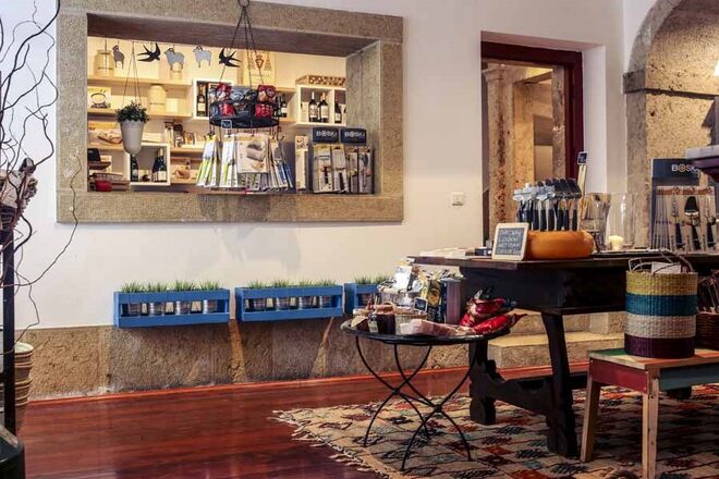 QUEIJOS | A QUEIJARIA | É a primeira loja em Portugal especializada em queijos artesanais nacionais e internacionais. Os amantes da iguaria podem levar para casa a sua variedade preferida (há 45) ou ir diretamente para o bar (de queijos, pois claro!) experimentar uma degustação acompanhada por um copo de vinho. Rua das Flores, 64, Lisboa. http://queijaria.wix.com/queijaria