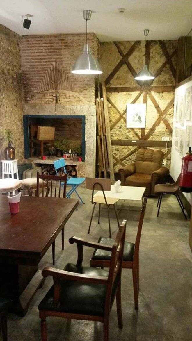 TRADICIONAL | A MIMOSA DA LAPA | Era uma típica mercearia de bairro que fechou nos anos 90 e voltou a abrir portas há cerca de três anos. O espaço, que também é uma loja de bicicletas e um pequeno centro de exposições, vende produtos portugueses à antiga, como as conservas Pinhais, a cerveja artesanal Sovina ou as sombrinhas da Regina. Rua da Bela Vista à Lapa, 92-96, Lisboa