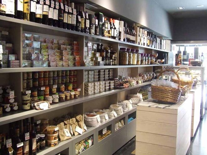 TRADICIONAL | DE PORTO E ALMA | Abriu em 2014 com o intuito de recuperar o espírito das mercearias antigas, comercializando artigos de origem preferencialmente portuguesa. Os corações de chocolate artesanais Maria Chocolate, também uma referência no Porto, são aqui vendidos em embrulhos adequados para o Natal. Rua de Santa Catarina, 479, Porto. www.deportoealma.pt