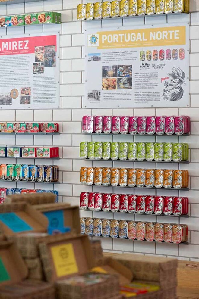 TRADICIONAL | LOJA DAS CONSERVAS | É um projeto da Associação Nacional dos Industriais de Conservas de Peixe, reunindo a quase totalidade das conserveiras portuguesas. Nos packs de Natal pode escolher entre uma caixa de madeira com dois vinhos ou espumantes e 16 conservas (a partir de €50) ou uma caixa de cartão com um vinho ou cerveja artesanal e 15 conservas (a partir de €30). Rua do Arsenal, 130, Lisboa & Praça das Flores, 62, Lisboa