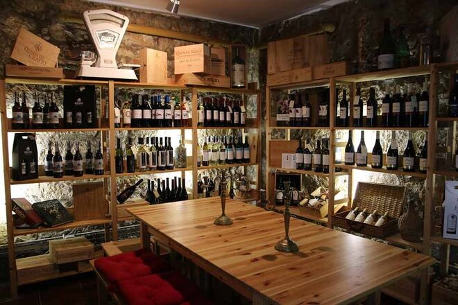 TRADICIONAL | MERCEARIA CRIATIVA | Aqui vendem-se produtos artesanais, sustentáveis e sempre que possível biológicos, provenientes de pequenos produtores portugueses. A oferta alargou-se recentemente com novidades como o azeite produzido em Abreiro, a flor de sal com serpão e a conserva de robalo com azeite e alho. Av. Guerra Junqueiro, 4, Lisboa www.merceariacriativa.com