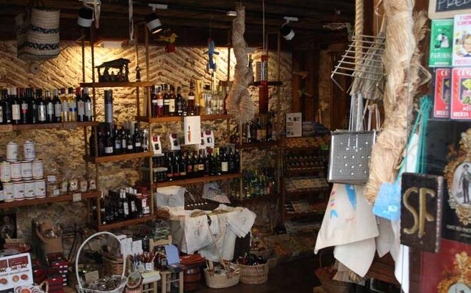 TRADICIONAL | SILVA & FEIJÓ | No espaço de uma antiga cordoaria nasceu, em 2006, uma mercearia recheada de produtos tradicionais portugueses. A traça original e as paredes de pedra fazem lembrar períodos de outros tempos, para onde pode viajar enquanto escolhe azeitonas de Abrantes, queijos da Serra da Estrela, pão fresco biológico e até artigos de beleza. Rua dos Bacalhoeiros, 117, Lisboa