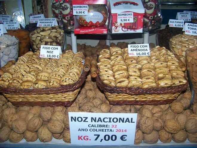 TRADICIONAL | A MARIAZINHA | “Só o bom chá nos conforta e delicia.” “Só o bom café nos dá prazer e alegria.” Os antigos reclames estampados nas paredes d’A Mariazinha revelam os ex-líbris da casa, que se especializou em chás e cafés. Mas também é um lugar perigoso para os gulosos: a culpa é das moedas de chocolate, bombons com recheio e dos famosos rebuçados Dr. Bayard. Av. Rio de Janeiro, 25-B, Lisboa