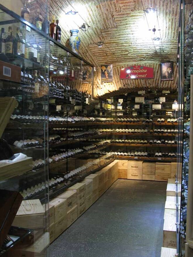 VINHO | GARRAFEIRA NACIONAL | Garrafeira Nacional Fundada em 1927, tornou-se reconhecida como especialista em vinhos e espirituosos. Conta no seu portefólio com uma extensa e valiosa coleção de Portos, vinhos da Madeira, whiskies, conhaques, aguardentes e champanhes. Com três lojas em Lisboa, o espaço de Santa Justa destaca-se pelo seu “museu”, onde estão as garrafas mais antigas e especiais. Rua de Santa Justa, 18, Lisboa. www.garrafeiranacional.com