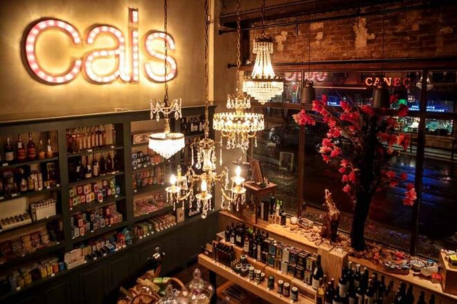 GOURMET | PIMENTA ROSA | Pimenta Rosa As duas lojas (há também um restaurante) têm ar de mercearia antiga, o chão é de madeira, o balcão é vintage e os candeeiros são de cristal: uma decoração que nos transporta no tempo para descobrir o que de melhor se produz em Portugal. Biscoitos caseiros, chocolates artesanais, chás, compotas, mel, azeites, queijos e charcutaria dividem o espaço com uma coleção de vinhos com mais de 600 referências. Os cabazes de Natal para este ano inspiram-se na arte da azulejaria. Rua Francisco Metrass, 2-A, Lisboa & Travessa do Corpo Santo, 15, Lisboa. www.pimentarosa.pt