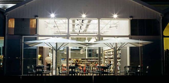 GOURMET | DELIDELUX | Delidelux Localizada na zona ribeirinha de Lisboa, tem uma vasta gama de produtos de mercearia e charcutaria, tais como cogumelos secos e frescos, foie gras, caviar, chocolates, azeites premiados, flores frescas e queijos raros. Na Cafetaria, pode desfrutar de uma refeição feita pela chef Leonor Manita com os ingredientes disponíveis na loja. Av. Infante D. Henrique, Armazém B, Loja 8, Lisboa. www.delidelux.pt