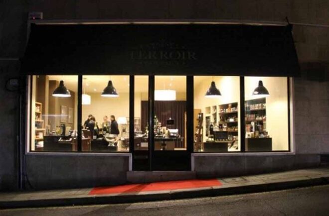 GOURMET | TERROIR GOURMET | De ambiente moderno, sofisticado e intimista, este espaço inaugurou há cerca de um ano com a pretensão de ser a primeira loja puramente gourmet do Porto. Com uma vasta gama de produtos biológicos essencialmente nacionais, vinhos de topo e pequenos luxos gastronómicos, como o caviar, as trufas e o foie gras, faz cabazes especiais para ocasiões especiais. Rua da Boavista, 22, Porto. www.terroirgourmet.pt