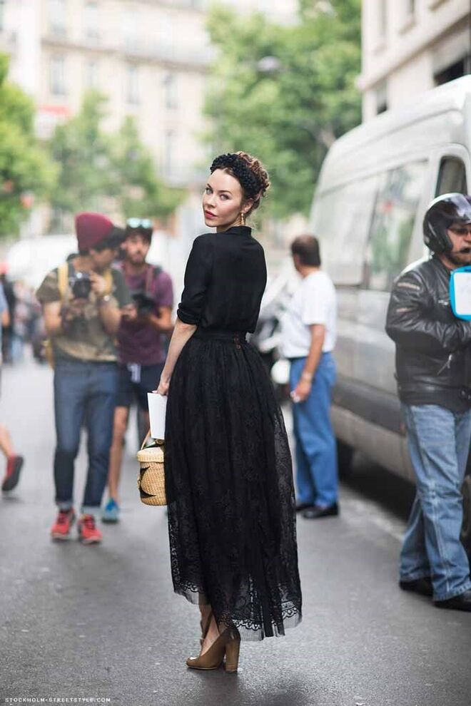 PARA MARCAR A CINTURA (E ESCONDER AS ANCAS) | Ulyana Sergeenko | Para esconder as ancas, nada melhor que acentuar a linha da cintura e soltar a silhueta daí para baixo. Conheça as nossas sugestões de vestidos rodados.