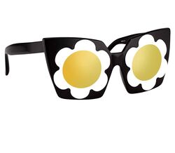 Linda Farrow na André Opticas